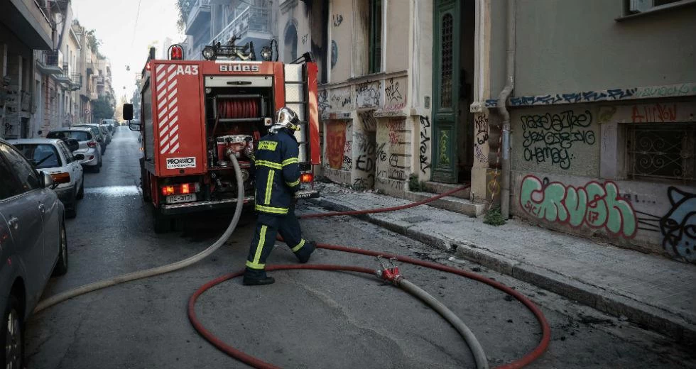 Πυρκαγιά στα Μελίσσια με εγκλωβισμένα άτομα
